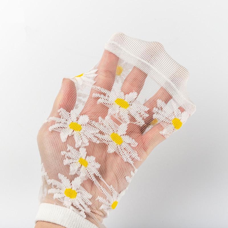 Genomskinliga damsockor med blommotiv, feminin design med spets- och blomdetaljer, perfekt för sommaroutfits.
