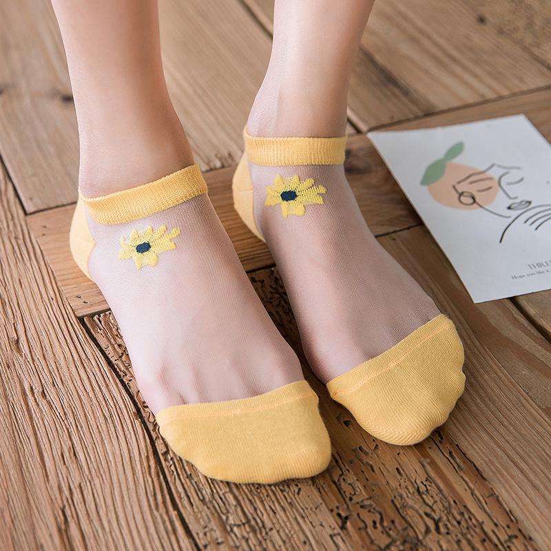 Genomskinliga damsockor med blommotiv, feminin design med spets- och blomdetaljer, perfekt för sommaroutfits.