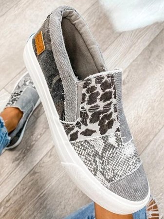 Snygga sommarskor med slip-on-design för kvinnor på strand