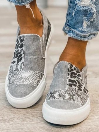Vardagssandaler i espadrillstil med flätad sula, sedda i profil