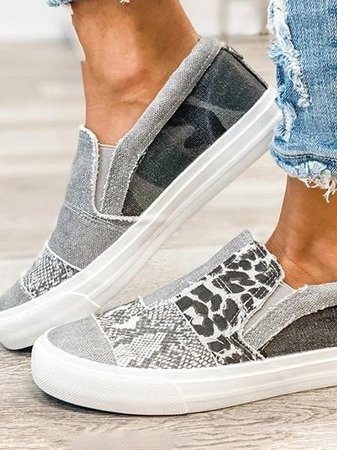 Närbild på sulan och textilen på eleganta sommarskor
