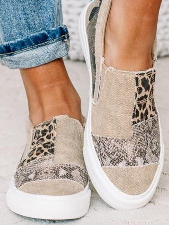 Närbild på espadriller i slip-on-modell med djurmönstrade detaljer