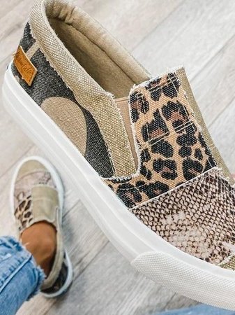 Hälparti på lätta espadriller visande passform och hantverk