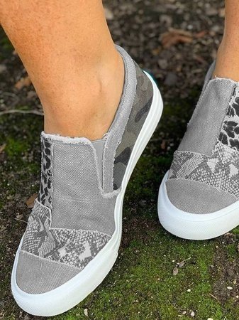 Modell som bär bekväma espadriller utomhus i sommarsolen