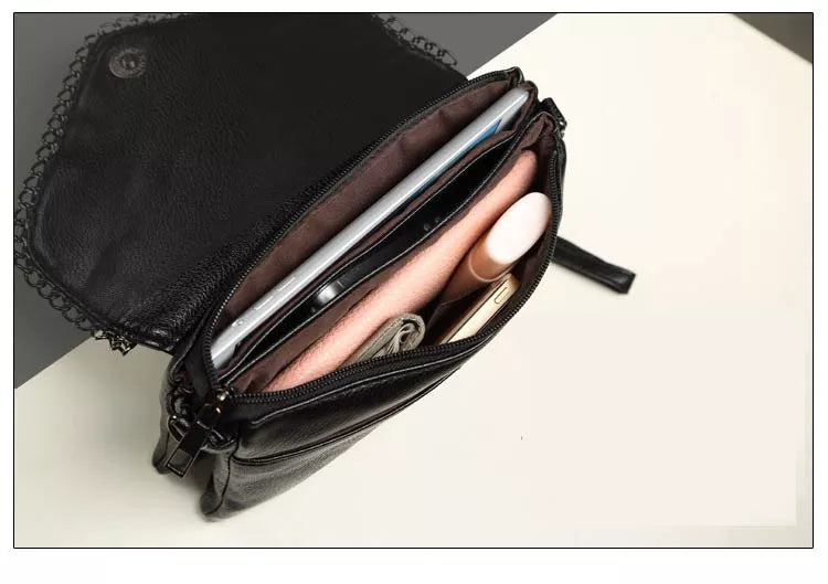 Elegant festväska för kvinnor, svart kuvertväska med axelrem, perfekt accessoar.