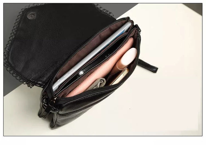 Elegant festväska för kvinnor, svart kuvertväska med axelrem, perfekt accessoar.