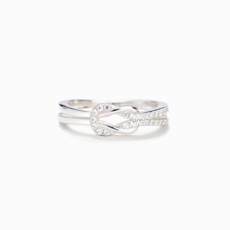 "Glänsande länkad ring i silver och roseguld, symbol för evigt band. Elegant, tidlös design, perfekt accessoar."