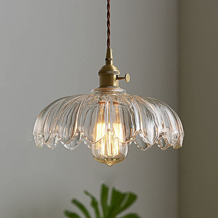 Elegant takbelysning i retro design med mässingsdetaljer och glas