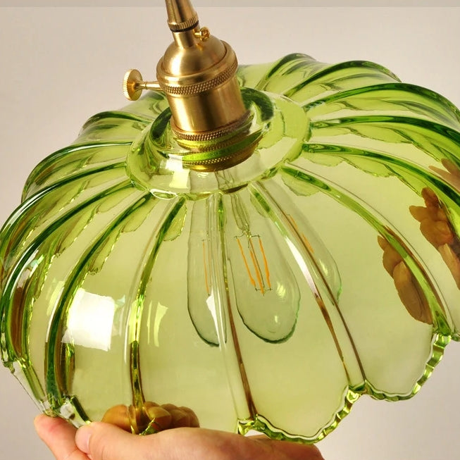 Interiörbild med hängande taklampa i glas och varmt ljus