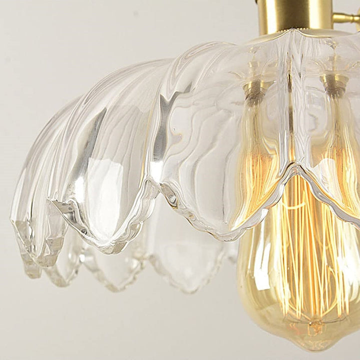 Trendig taklampa i glas placerad i stilrent vardagsrum