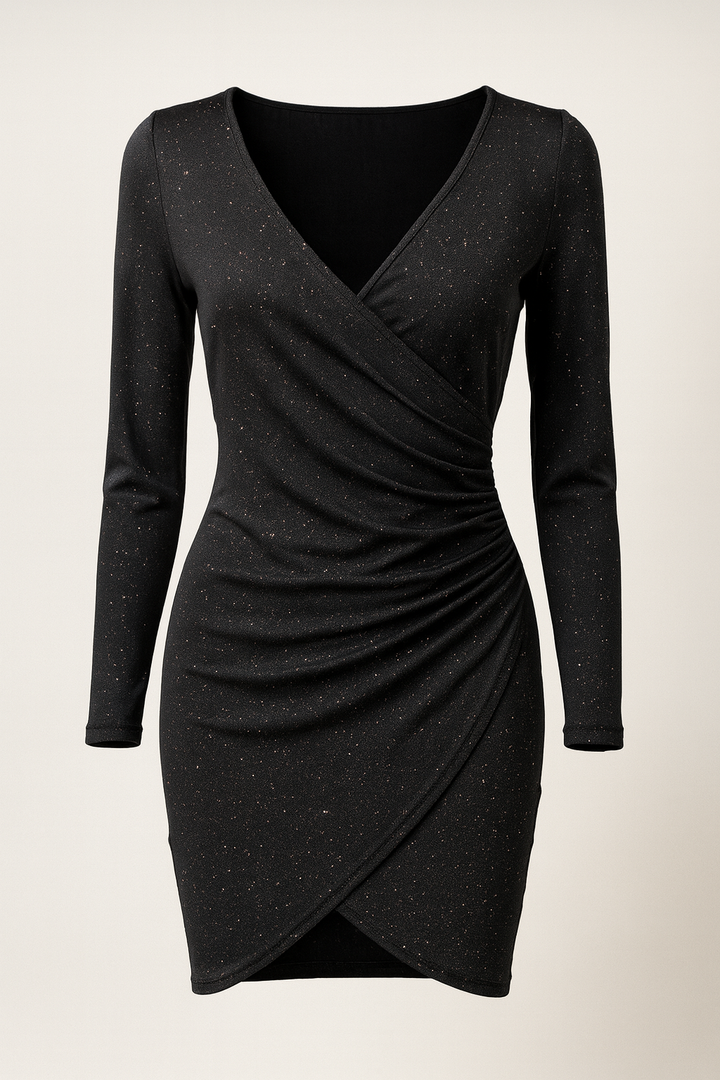 Svart bodycon miniklänning med omlottdesign på ljus bakgrund