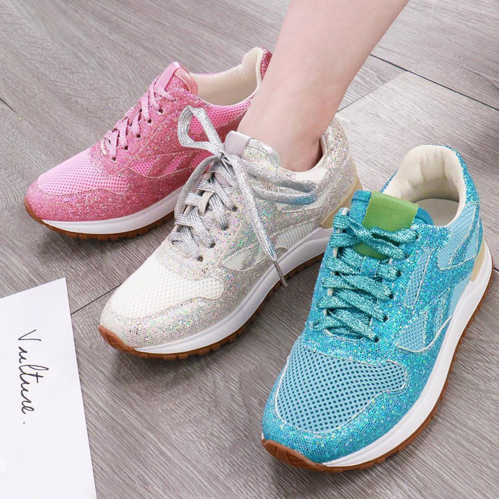 Gnistrande damsneakers med kristaller i blå, rosa och vit, elegant designad för stil och komfort.