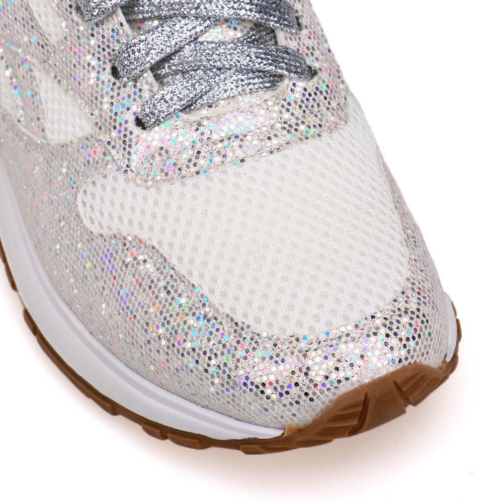Gnistrande damsneakers med kristaller i blå, rosa och vit, elegant designad för stil och komfort.