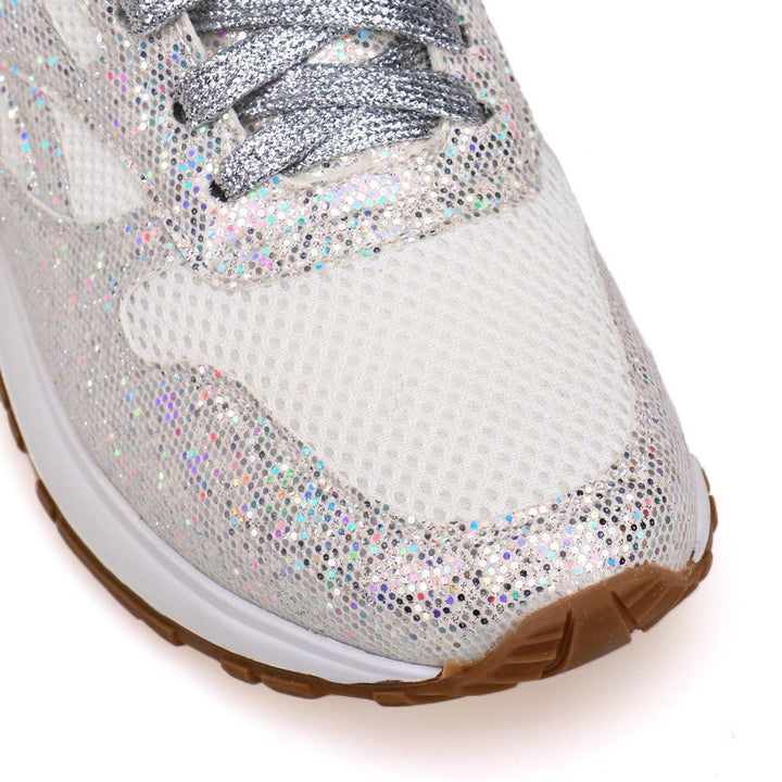 Gnistrande damsneakers med kristaller i blå, rosa och vit, elegant designad för stil och komfort.