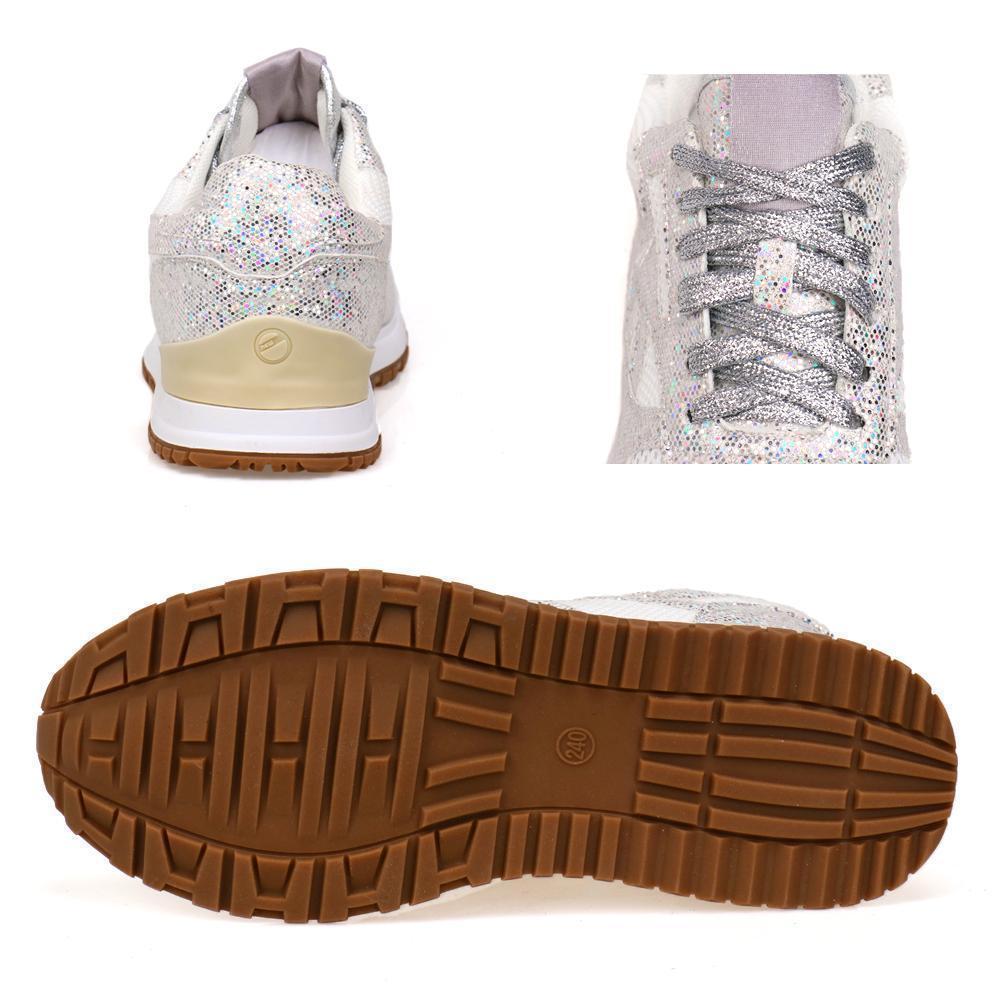Gnistrande damsneakers med kristaller i blå, rosa och vit, elegant designad för stil och komfort.