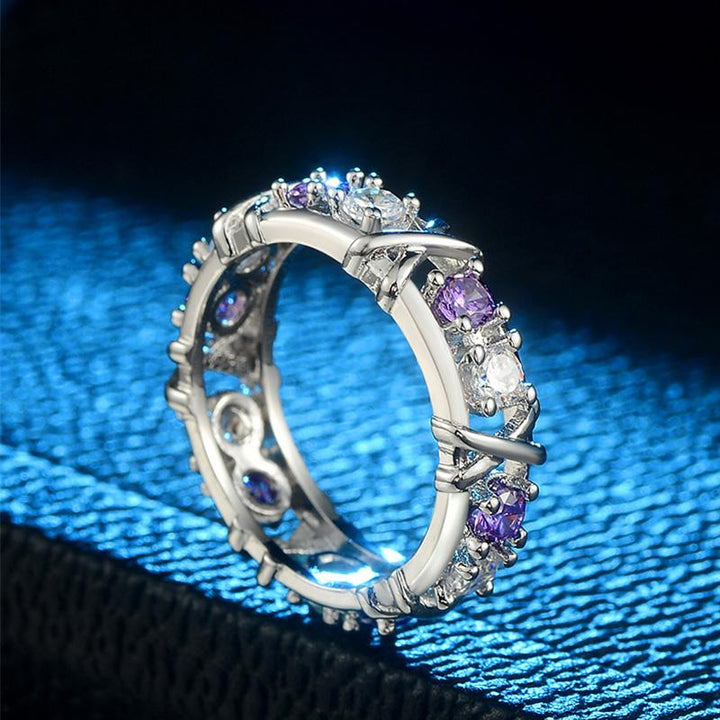"Gnistrande guldpläterad zirkonring med dichroic inlägg, elegant design för kvinnor, fångar ljuset vackert, perfekt accessoar