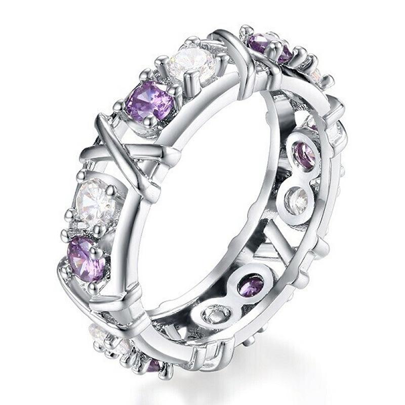 "Gnistrande guldpläterad zirkonring med dichroic inlägg, elegant design för kvinnor, fångar ljuset vackert, perfekt accessoar