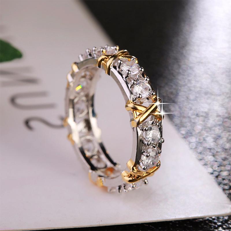 "Gnistrande guldpläterad zirkonring med dichroic inlägg, elegant design för kvinnor, fångar ljuset vackert, perfekt accessoar