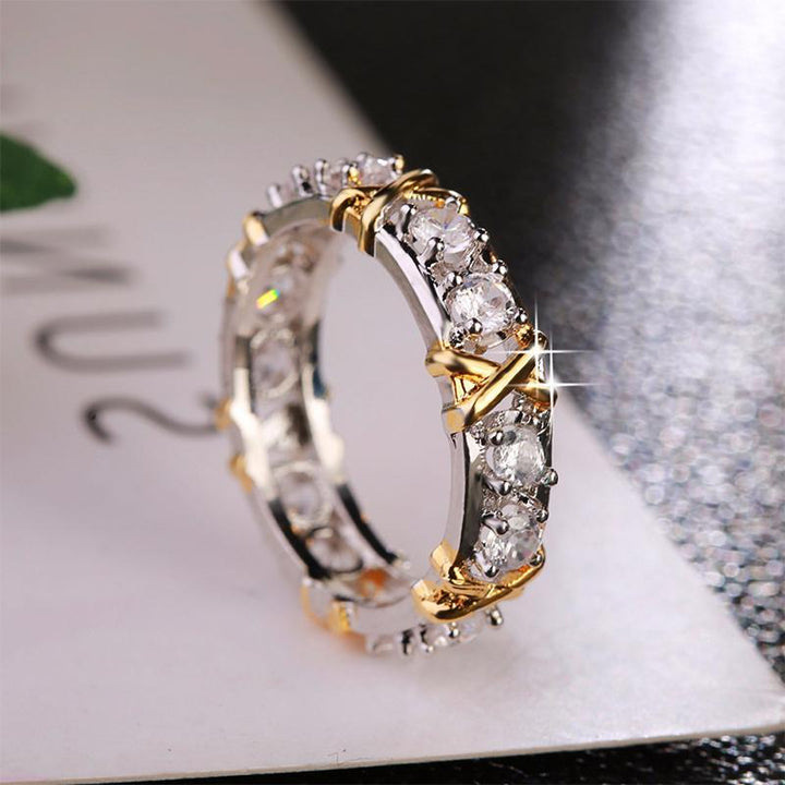 "Gnistrande guldpläterad zirkonring med dichroic inlägg, elegant design för kvinnor, fångar ljuset vackert, perfekt accessoar