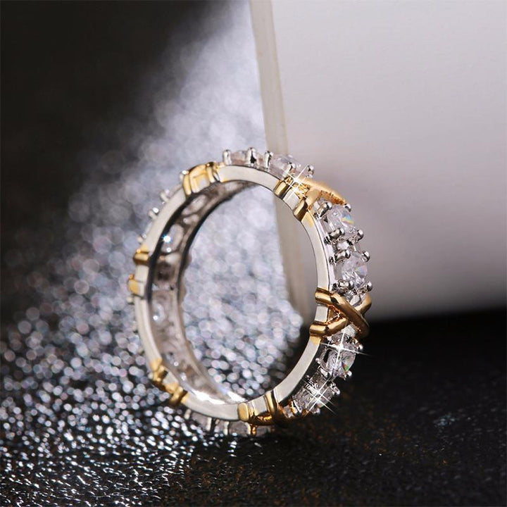 "Gnistrande guldpläterad zirkonring med dichroic inlägg, elegant design för kvinnor, fångar ljuset vackert, perfekt accessoar