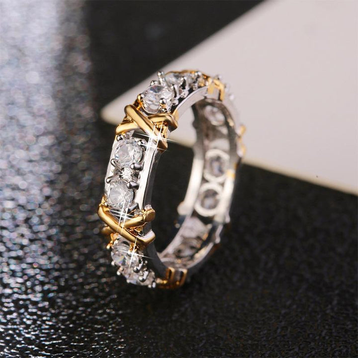 "Gnistrande guldpläterad zirkonring med dichroic inlägg, elegant design för kvinnor, fångar ljuset vackert, perfekt accessoar