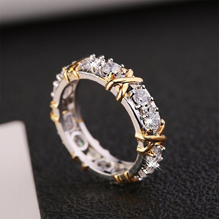"Gnistrande guldpläterad zirkonring med dichroic inlägg, elegant design för kvinnor, fångar ljuset vackert, perfekt accessoar