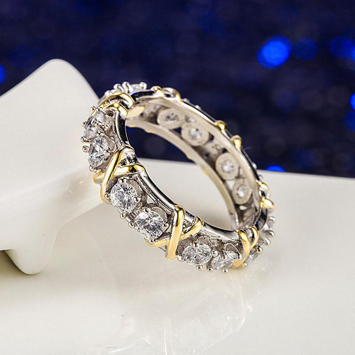 "Gnistrande guldpläterad zirkonring med dichroic inlägg, elegant design för kvinnor, fångar ljuset vackert, perfekt accessoar