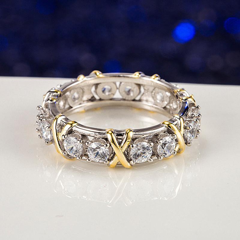 "Gnistrande guldpläterad zirkonring med dichroic inlägg, elegant design för kvinnor, fångar ljuset vackert, perfekt accessoar