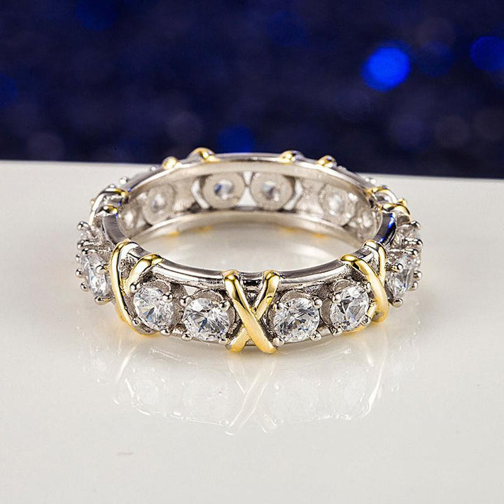 "Gnistrande guldpläterad zirkonring med dichroic inlägg, elegant design för kvinnor, fångar ljuset vackert, perfekt accessoar
