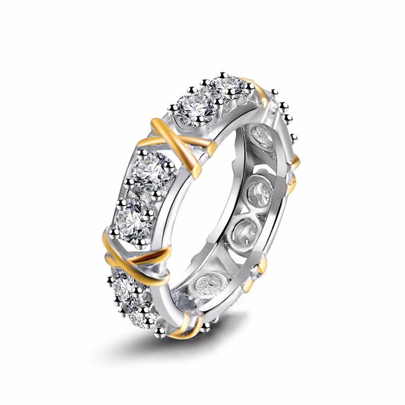 "Gnistrande guldpläterad zirkonring med dichroic inlägg, elegant design för kvinnor, fångar ljuset vackert, perfekt accessoar