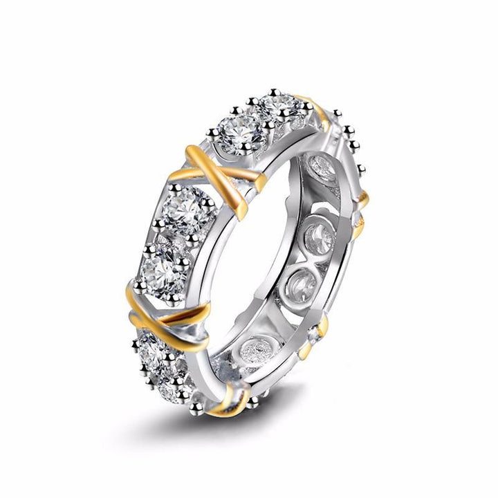 "Gnistrande guldpläterad zirkonring med dichroic inlägg, elegant design för kvinnor, fångar ljuset vackert, perfekt accessoar