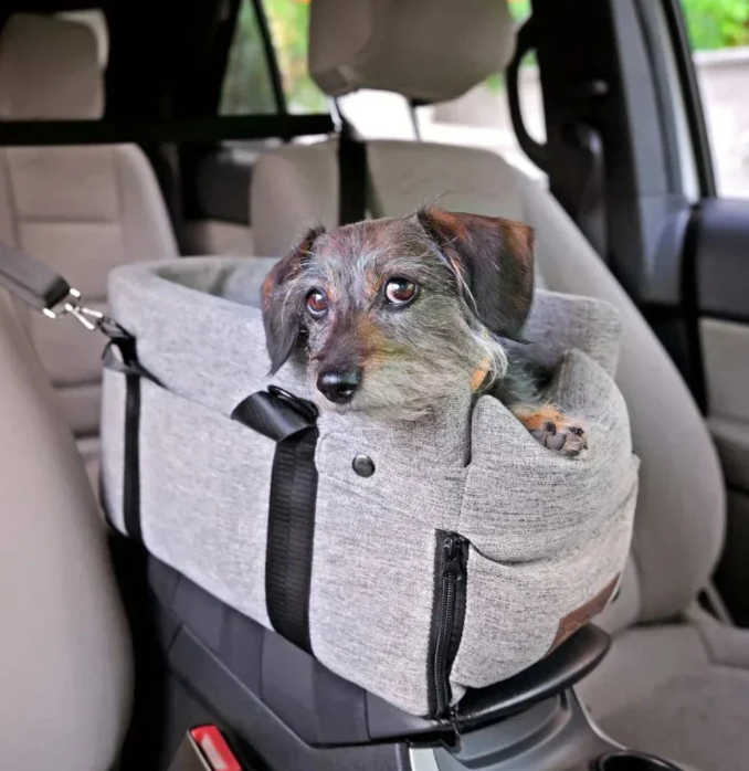 Ge din hund en säker och mysig plats i bilen med denna grå bilstol. Optimal komfort för trygga bilresor.
