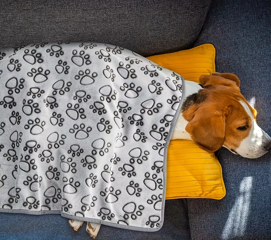 Grå mysig hundfilt med tassmönster för ultimat komfort och värme. Perfekt som soffskydd och sängskydd.