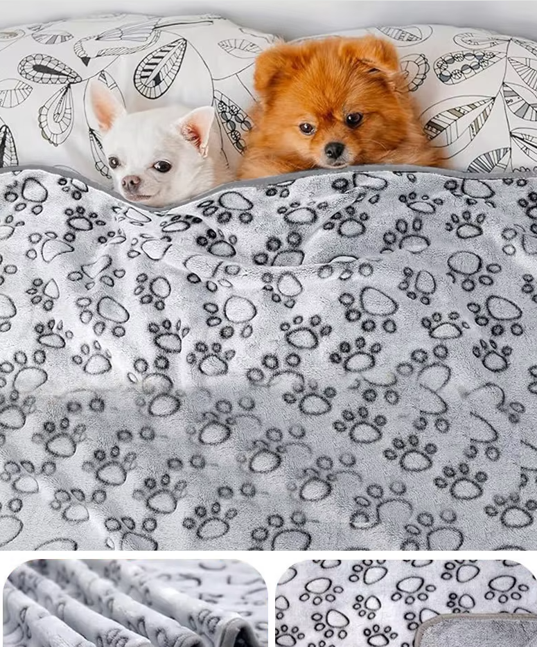 Slitstark hundfilt som skyddar soffa och säng, grå med charmigt tassmönster. Optimal komfort för djur.