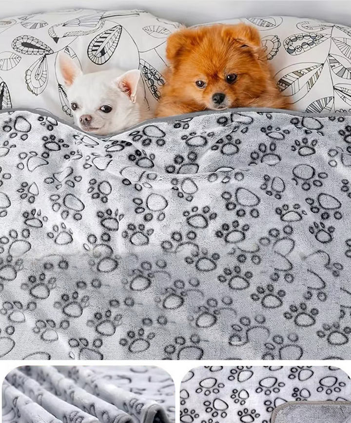 Slitstark hundfilt som skyddar soffa och säng, grå med charmigt tassmönster. Optimal komfort för djur.