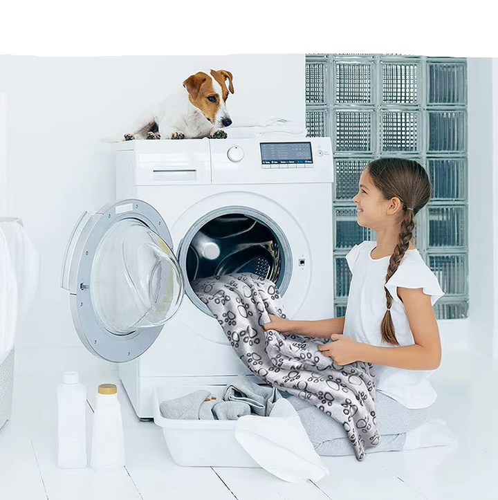 Värmande grå hundfilt med tassmönster, skapar en mysig och trygg plats för hunden i hemmet.