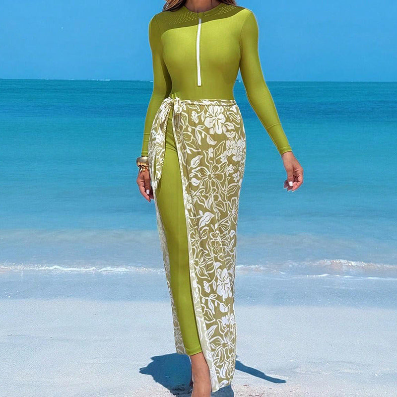 Grön dam baddräkt, långärmad med blommig omslagskjol. Elegant UV-skydd för strandmode.