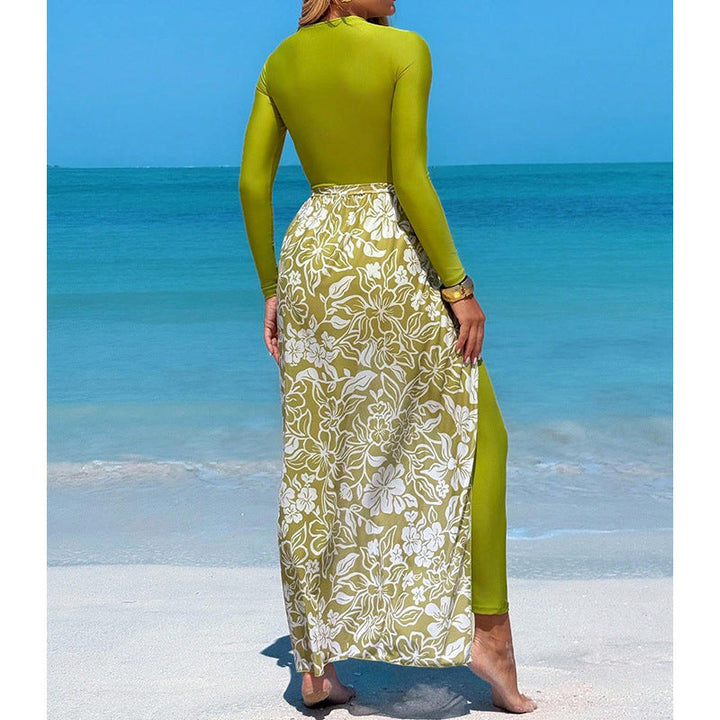 Långärmad baddräkt för dam med UV-skydd. Blommig omslagskjol ger elegant strandmode för sommaren.