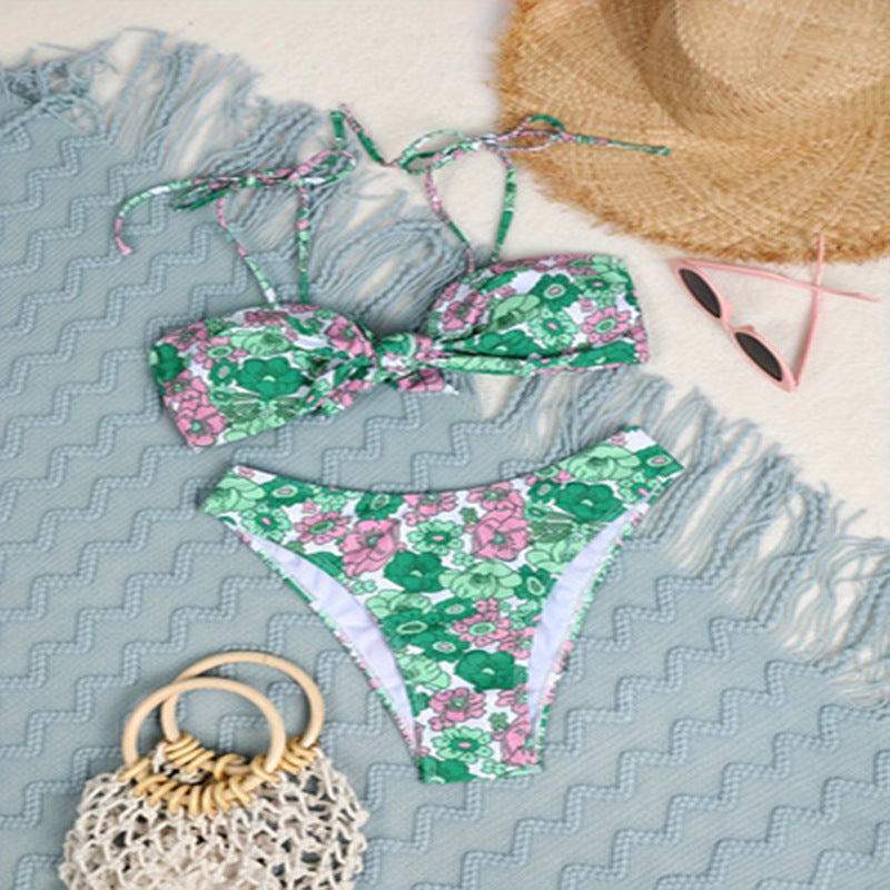Trendig damtriangelbikini i grön nyans med blommönster och lekfull knut. Idealisk för sommarstil.