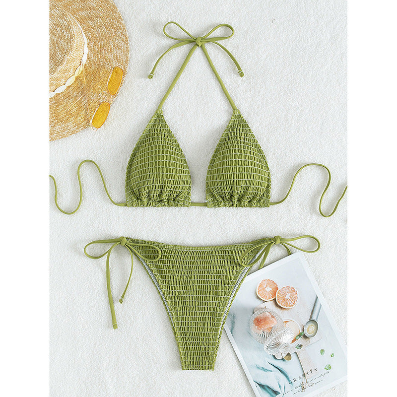 Justerbar grön triangelbikini för dam med volangdetaljer på topp och trosa, idealisk strandlook.