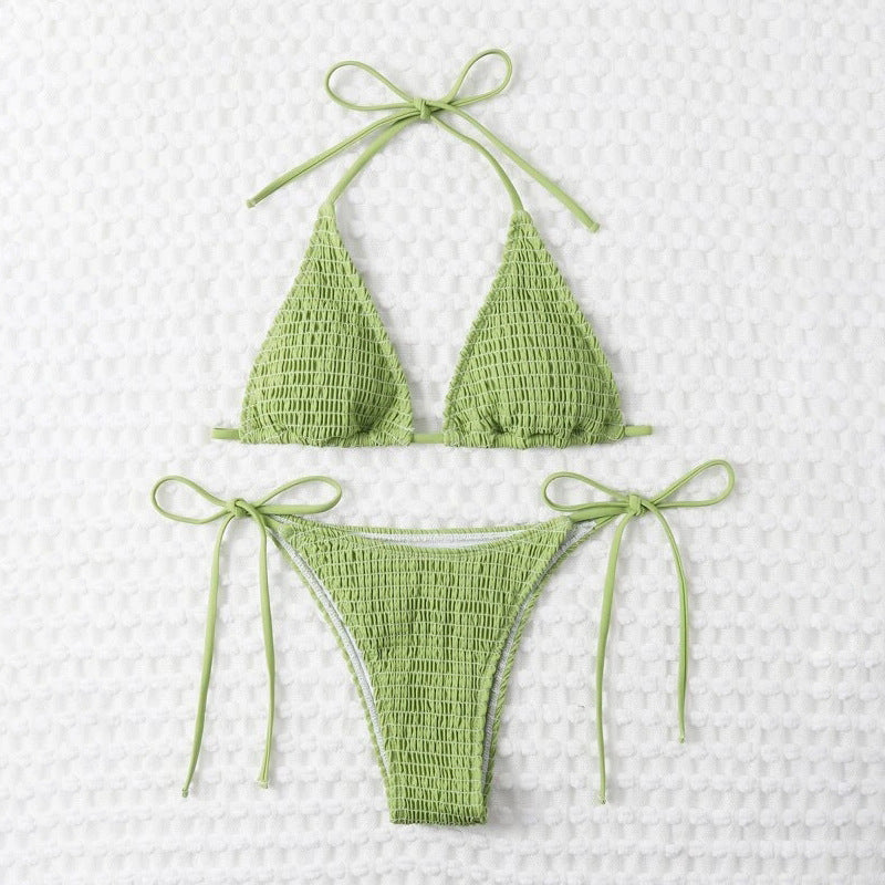Grön triangelbikini topp med volanger och matchande justerbar underdel. Stilrena dam badkläder.