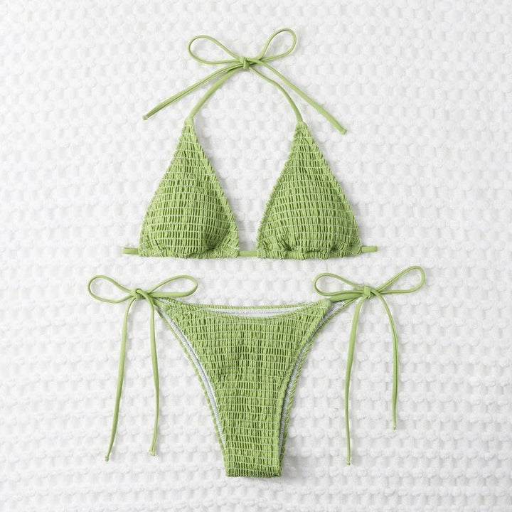 Grön triangelbikini topp med volanger och matchande justerbar underdel. Stilrena dam badkläder.
