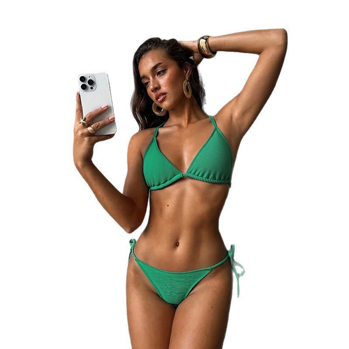 Somrig grön triangelbikini med matchande underdel och justerbara knytband, ett måste för dam.