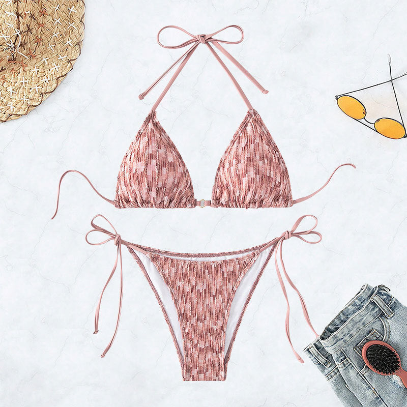 Elegant damtriangelbikini i skimrande grönt tyg. Trendiga badkläder med stretch för pool och soliga dagar.