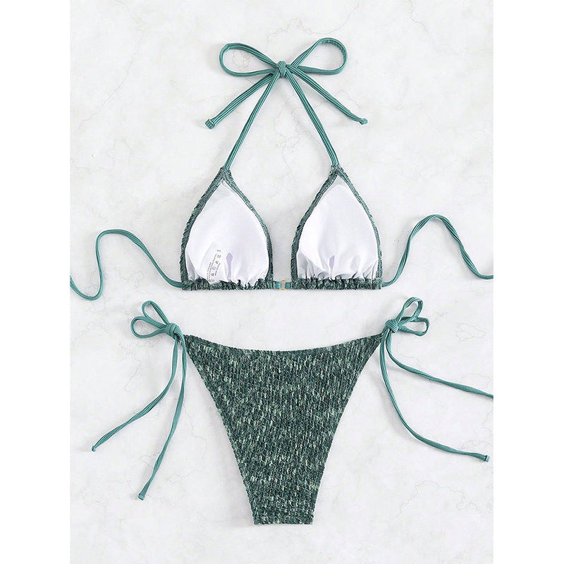 Högskuren grön triangelbikini med justerbara snören. Skimrande badkläder som framhäver damers sommarstil.