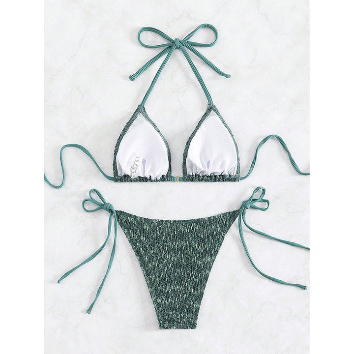 Högskuren grön triangelbikini med justerbara snören. Skimrande badkläder som framhäver damers sommarstil.