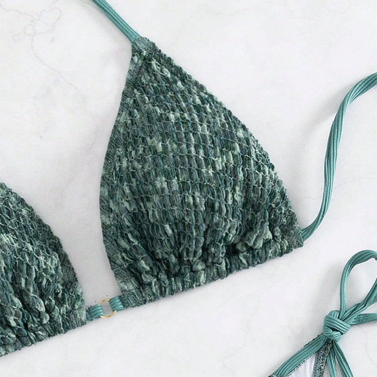 Modern dam bikini med triangeltopp och skimrande grön färg. Idealisk för strand, pool och sommarsemester.