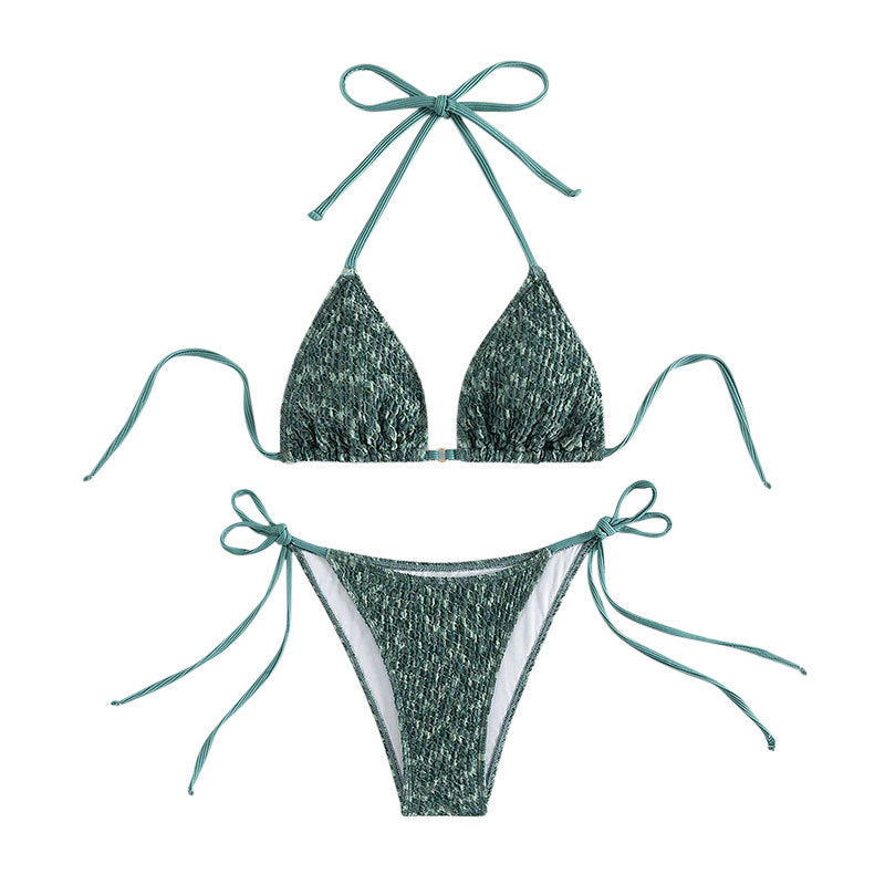 Grön skimrande damtriangelbikini med justerbara snören och högskuren botten. Stretchiga mode-badkläder.