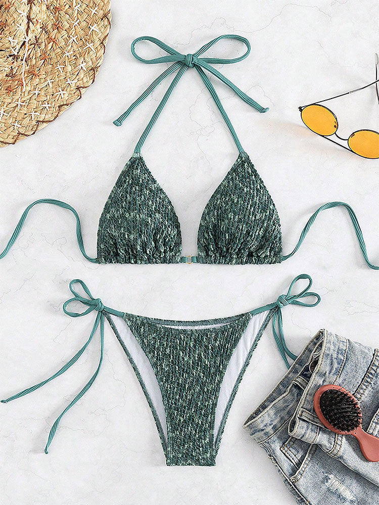 Skimrande grön triangelbikini för dam. Justerbara simkläder i stretchigt material för en snygg strandlook.