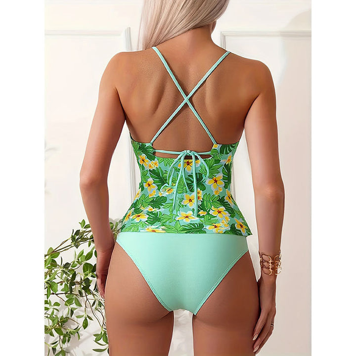 Stilren dam tankini med blommigt mönster. Perfekta badkläder för en modern sommarstil på stranden.